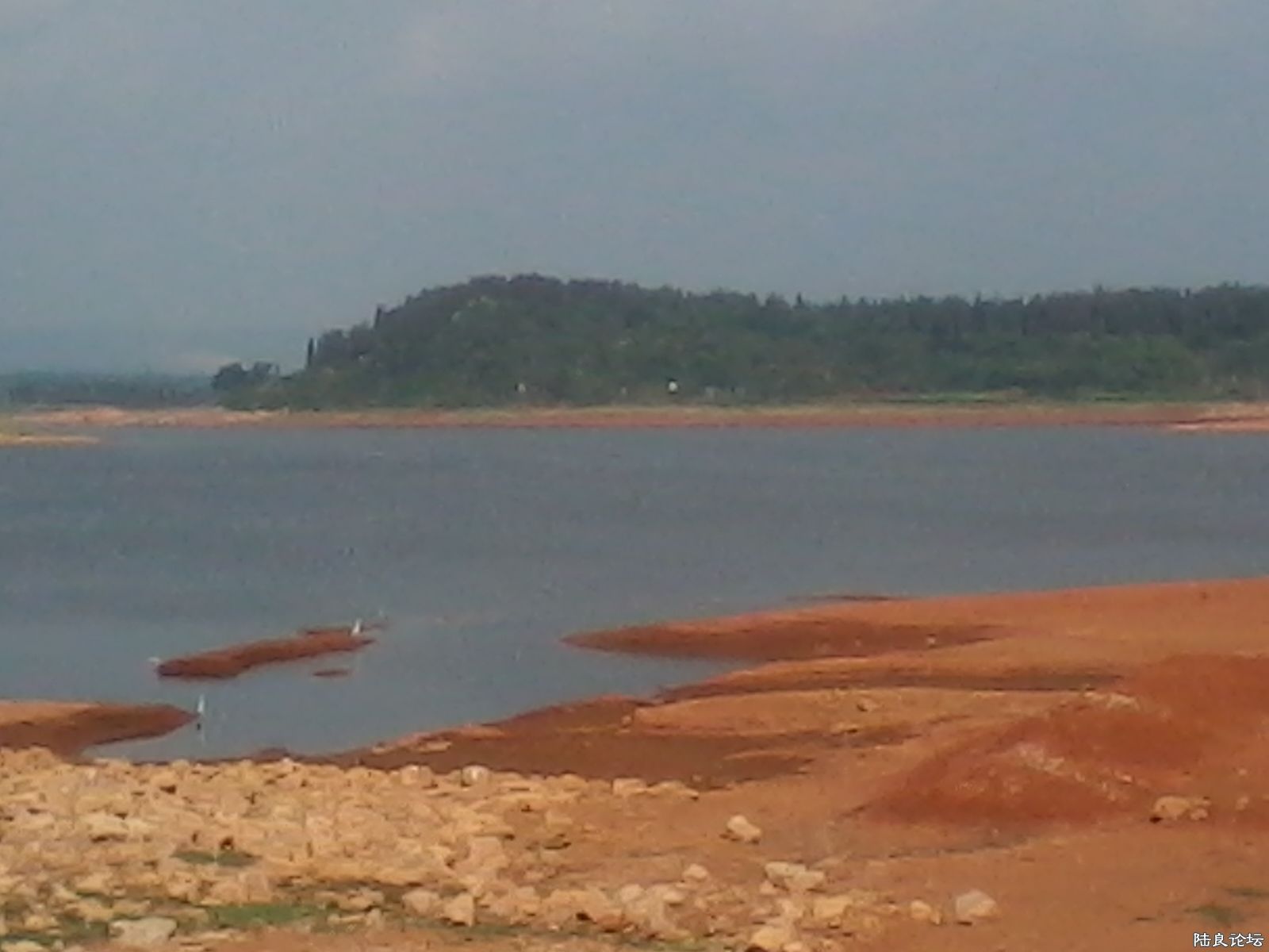 ���²����ص�ʯǽ��ˮ��