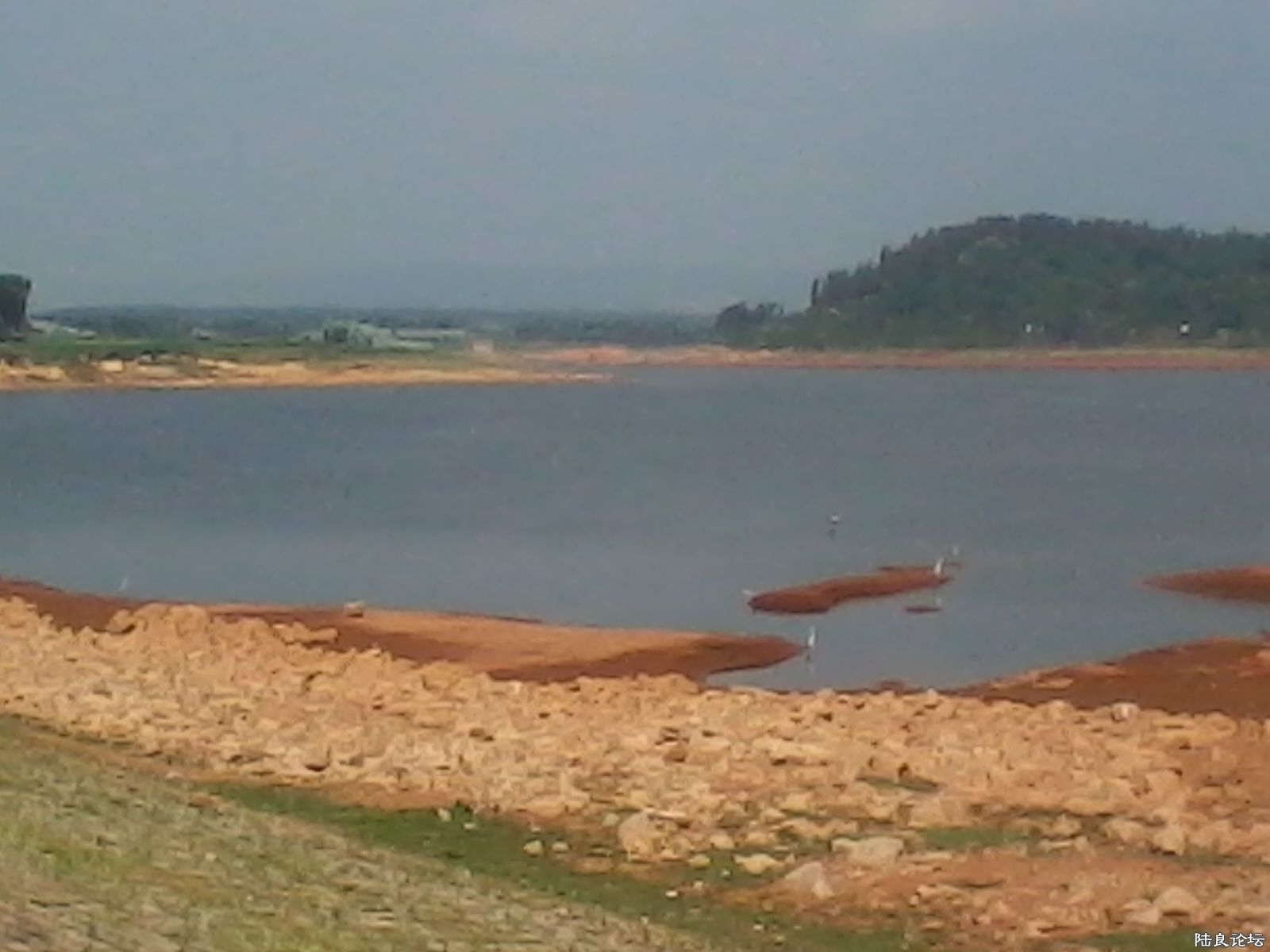 ���²����ص�ʯǽ��ˮ��