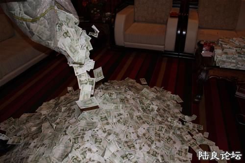 ����ı��������°�Ǯ����Ƶ�ͷ����ڵ��ϣ��ô�һ�ѣ�