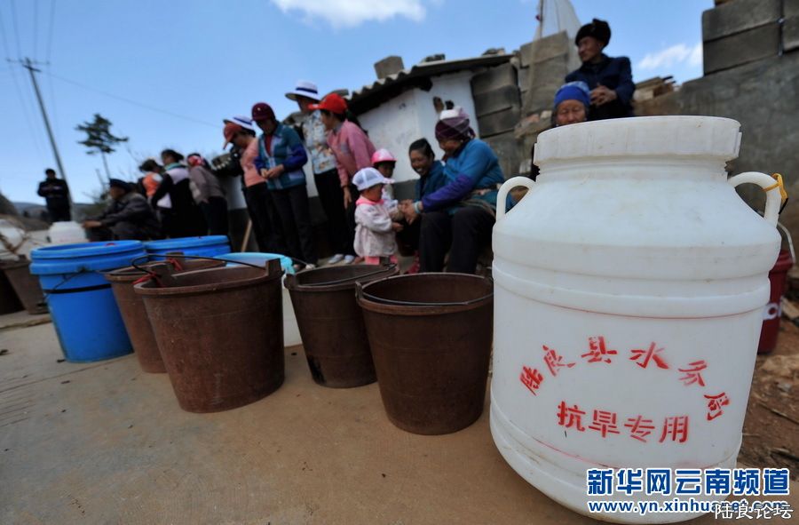 2��20�գ�����ʡ½������������Ŵ�ί������Ŵ���С���Ⱥ���ڴ�ڵȴ���ˮ��ǰ����