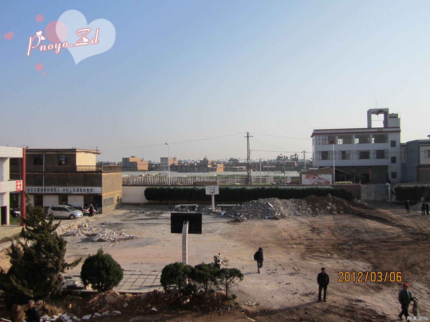 ��ѧ¥ǰ�ٳ� Χǽ ���ŵ�һЩ�и�����ʩ��δ����