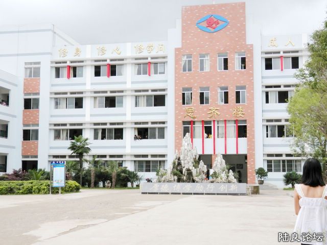 ������һ��У԰