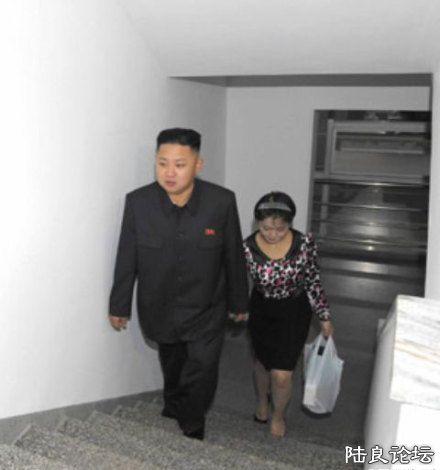 �������¥��ͻȻ����������ΰ�󳡾�����ķ�Ӧ�ǣ�