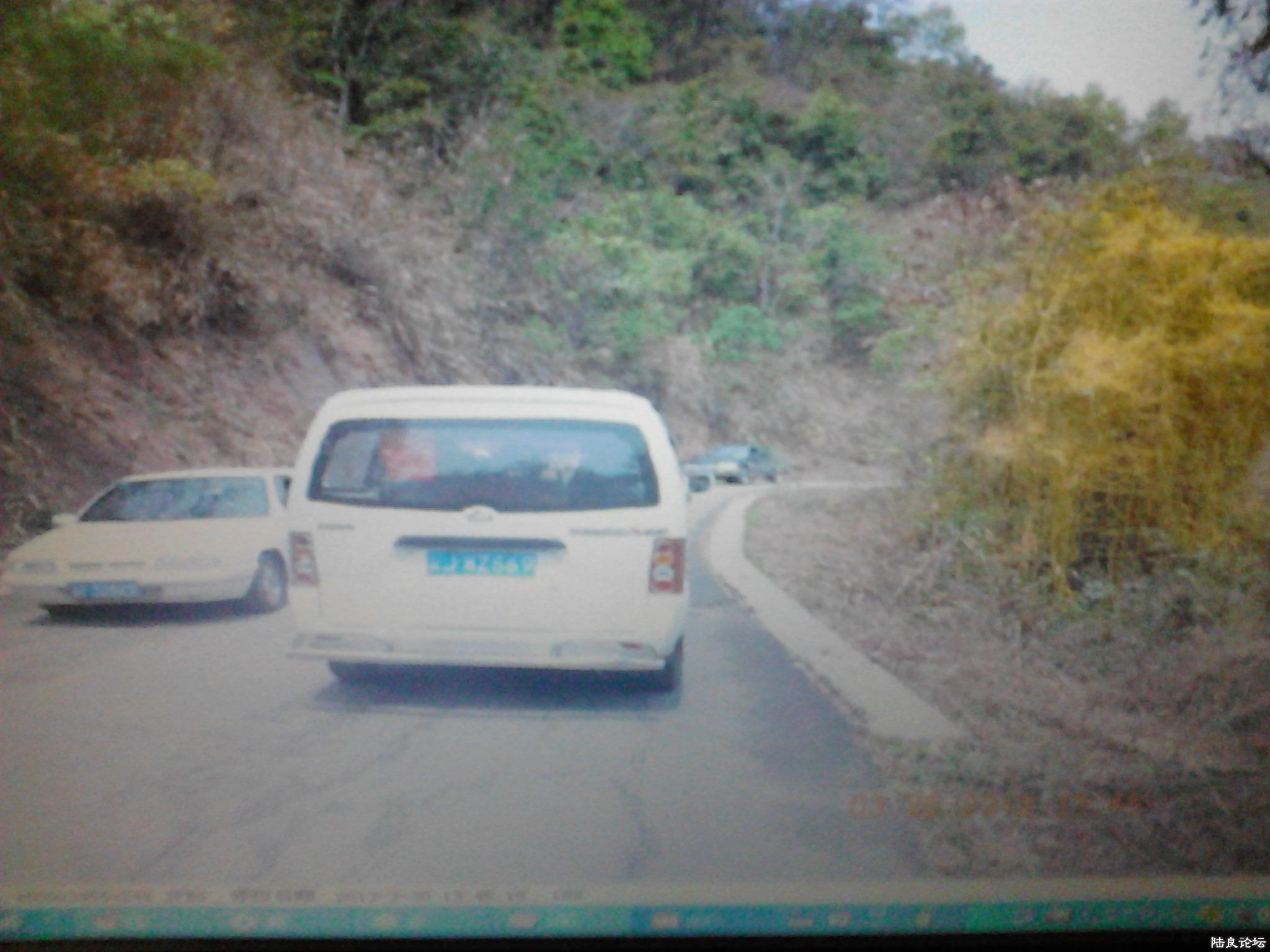 ;�У��ұ߾��ǻ���ҩ��