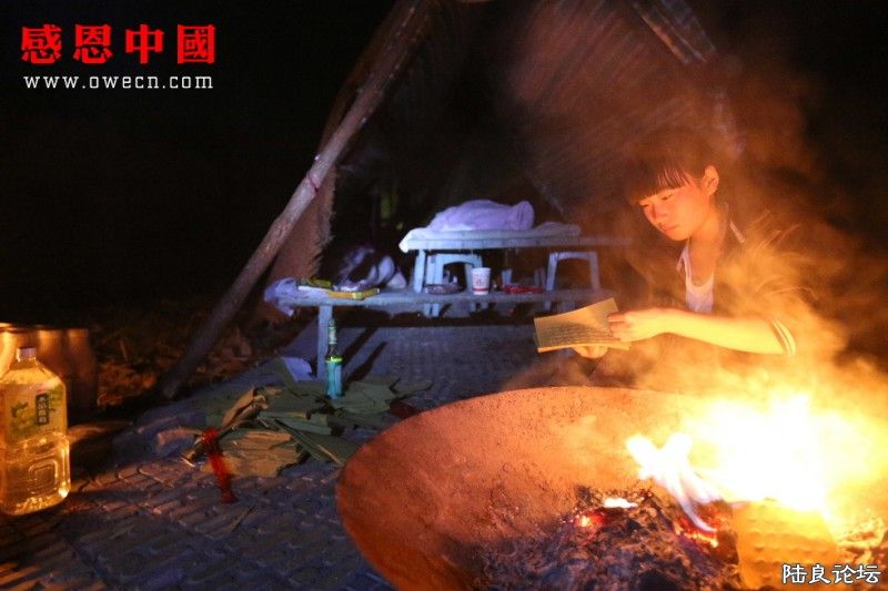 �ӵ����ķ��ݻص���ʱ��ס�أ���������������������ֽǮ���������糿�����ʱ������Ϊ�˱����ܵܣ������� ...