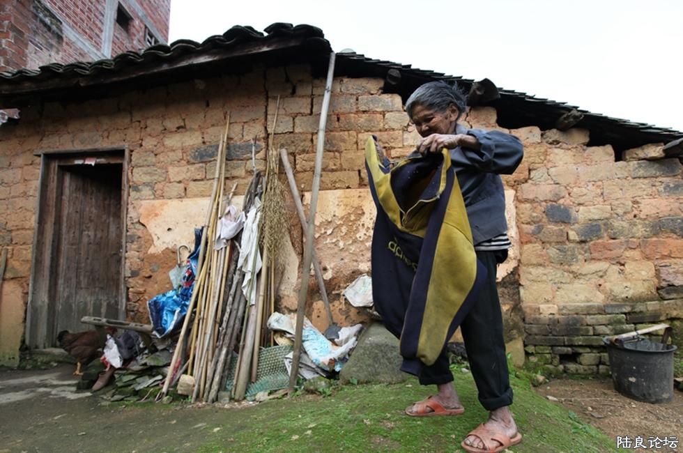 8��15�֣�������͵�������վ���Լ���ǰ����һ���·����������ˣ������䣬�ഩһ���·�׼�����ˮ�����ԣ� ...