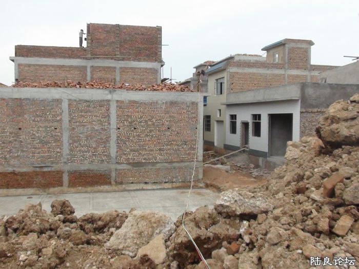 图为村民为节省建房费�?��随意私搭乱接进�?偷电。平东宁 �