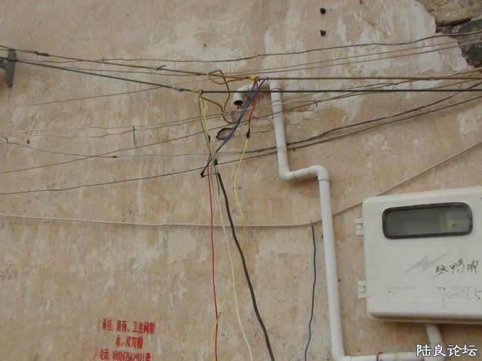 图为村民为偷电直接将电线接到电表上方�