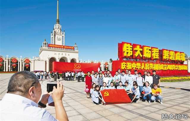 ΰ������ �Իͳɾ͡�����ף�л����񹲺͹�����70������ͳɾ�չ01.jpg