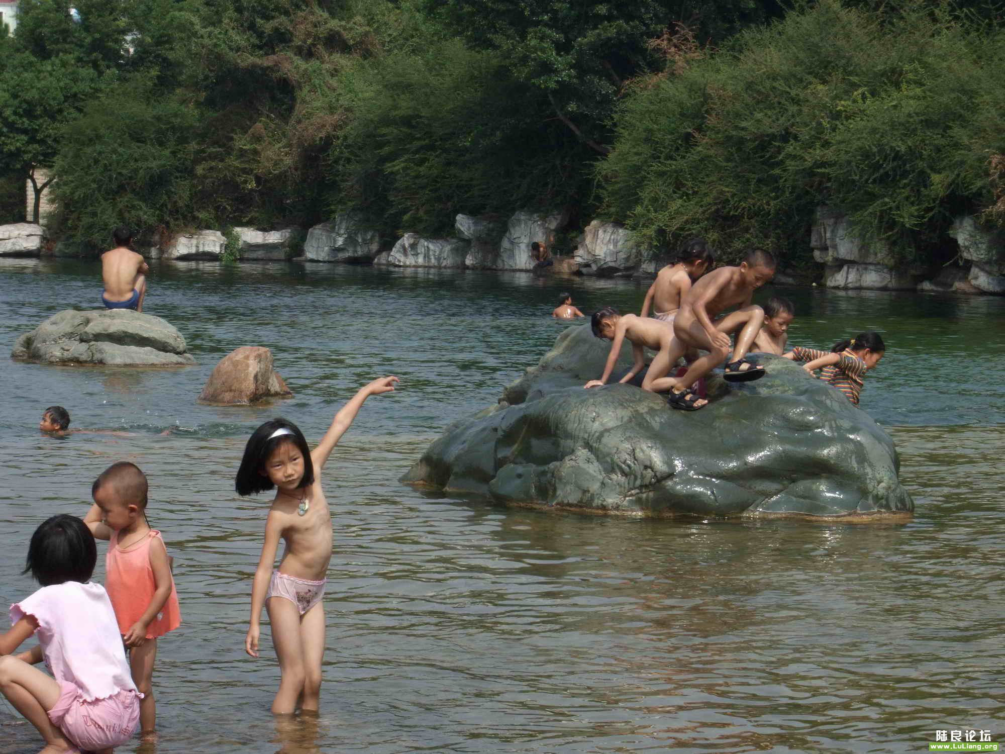 ���ճǹ㳡  ��ͯ��ˮ