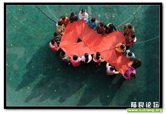 2009��11��30�գ����պϷ�˫���׶�԰���Ӿ��С��һ��˿��������������ǹذ����̲���Ⱦ�ߡ�