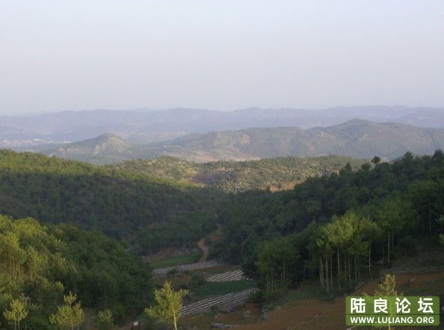 �Ӷ��߿���Զ������ƽ�İ���ɽ